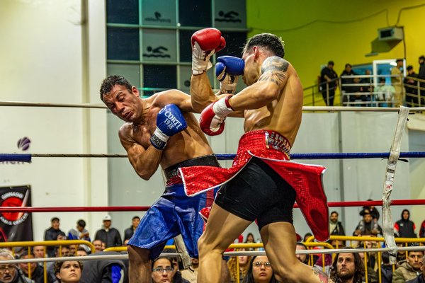 Mastering Sport Bike Tire Inflation: Navigating the UK's Diverse Weather for Optimal Performance